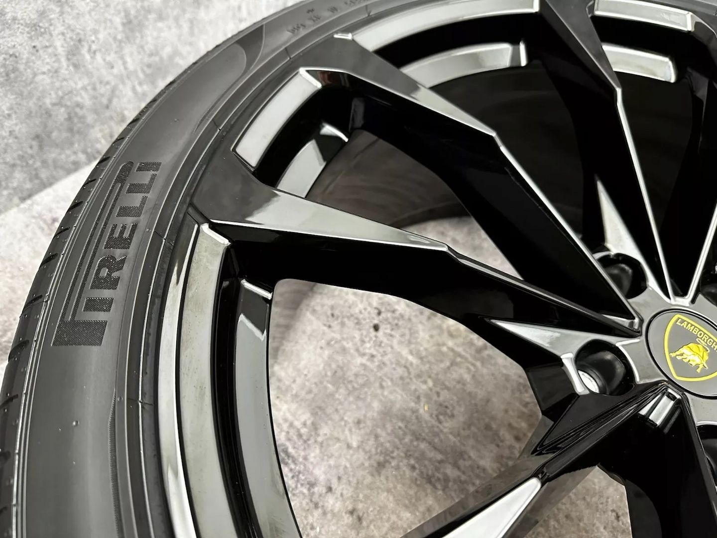 23" Lamborghini Urus MY24 taigete geschmiedete schwarze Räder