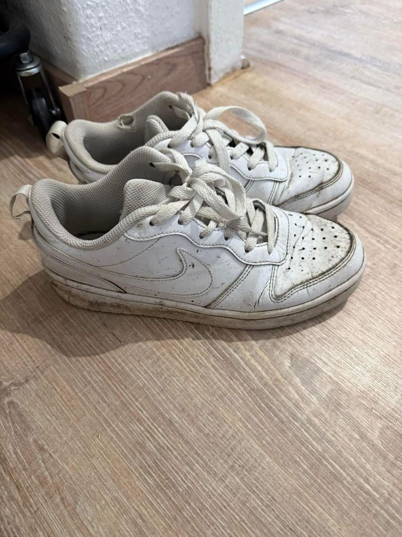 Schöne gerne getragene abgelaufene ausgelaufene Sneakers Nike Air Turnschuhe fetisch