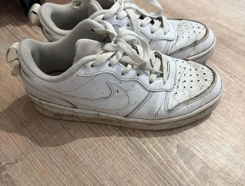 Schöne gerne getragene abgelaufene ausgelaufene Sneakers Nike Air Turnschuhe fetisch