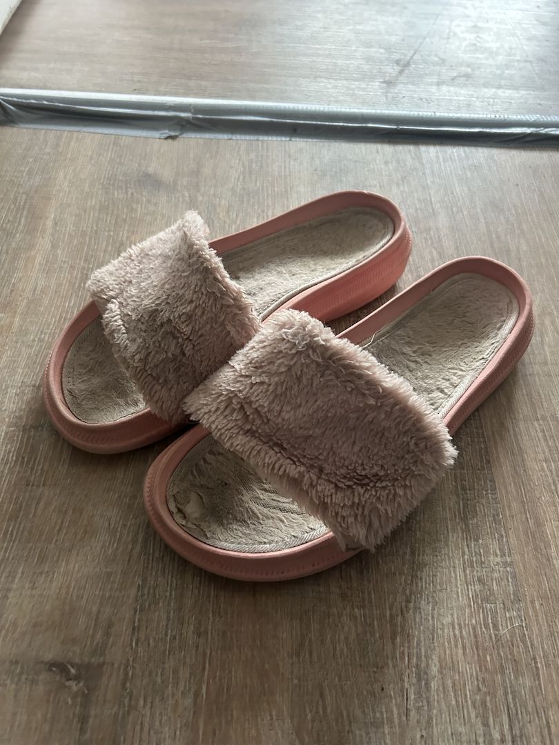 Schöne getragene Hausschuhe Schlappen abgetragen abgelaufen Gr. 38