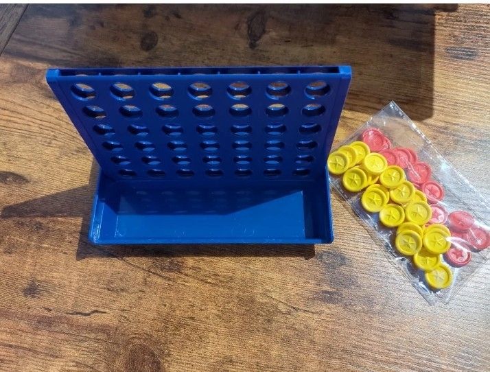 Reisespiele/Gesellschaftsspiele 4 Gewinnt / 4 in a Line Reisegröße  Reisespiele/Gesellschaftsspiele 4 Gewinnt / 4 in a Line Reisegröße