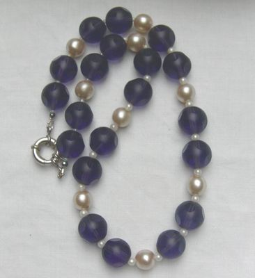 Halskette mit den Edelstein Iolith und Perlen