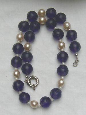 Halskette mit den Edelstein Iolith und Perlen