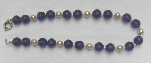 Halskette mit den Edelstein Iolith und Perlen