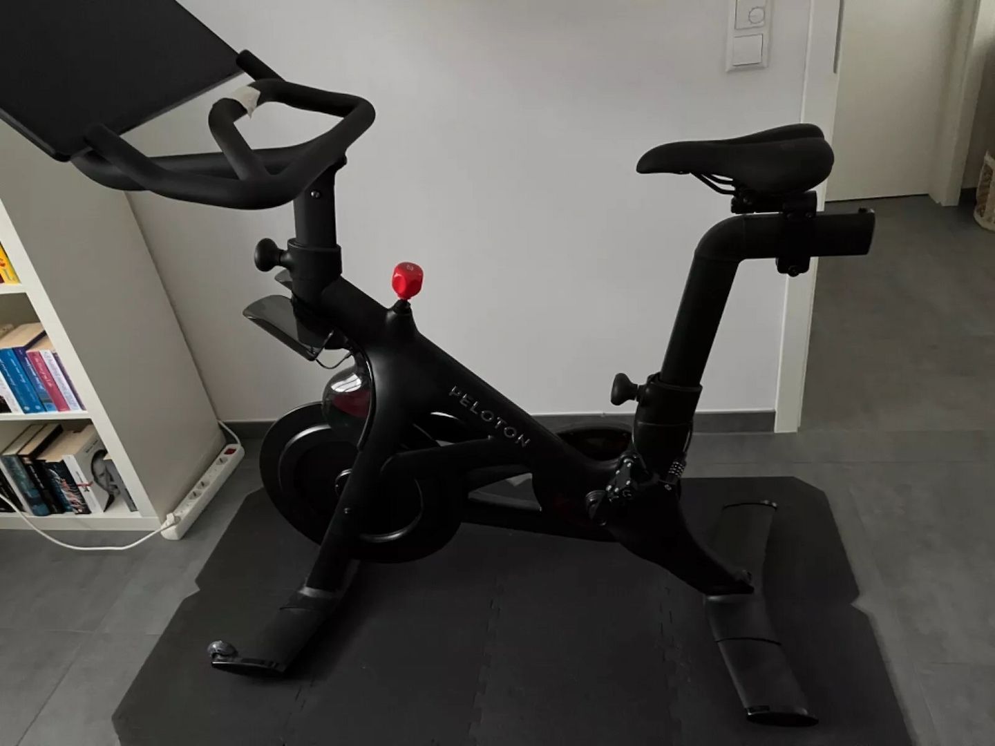 Peloton Bike Fitnessbike mit 22 Zoll HD
