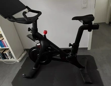 Peloton Bike Fitnessbike mit 22 Zoll HD