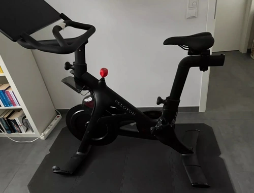 Peloton Bike Fitnessbike mit 22 Zoll HD