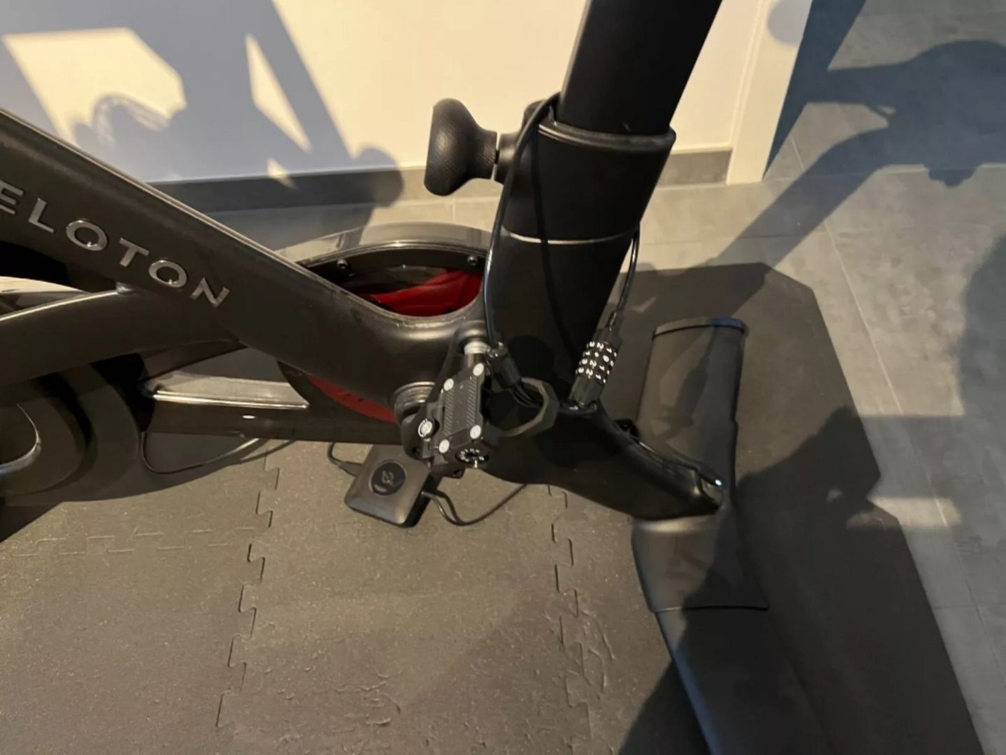 Peloton Bike Fitnessbike mit 22 Zoll HD