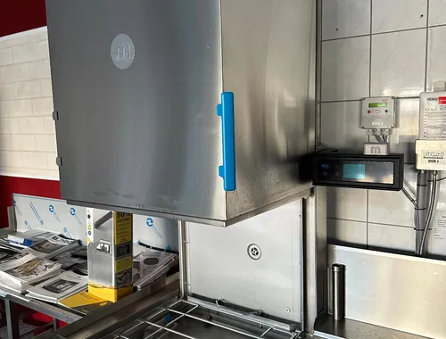 Große Haubenspülmaschine HL M2 M-iClean Meiko