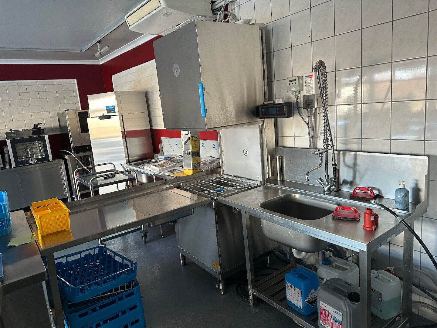 Große Haubenspülmaschine HL M2 M-iClean Meiko