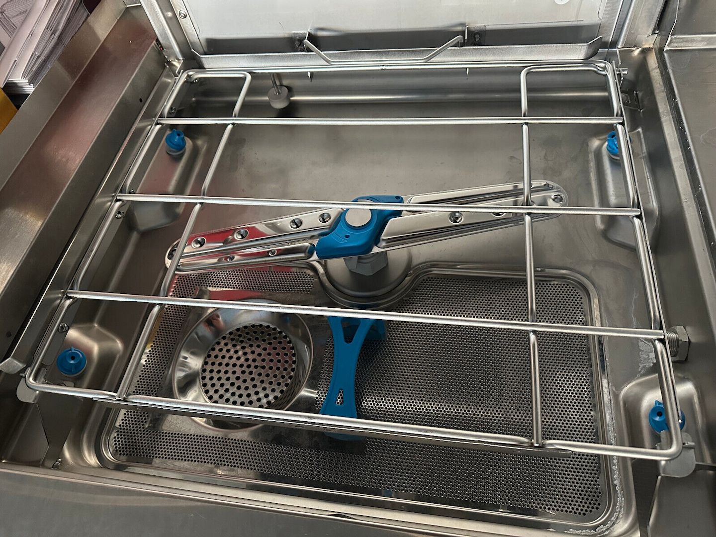 Große Haubenspülmaschine HL M2 M-iClean Meiko