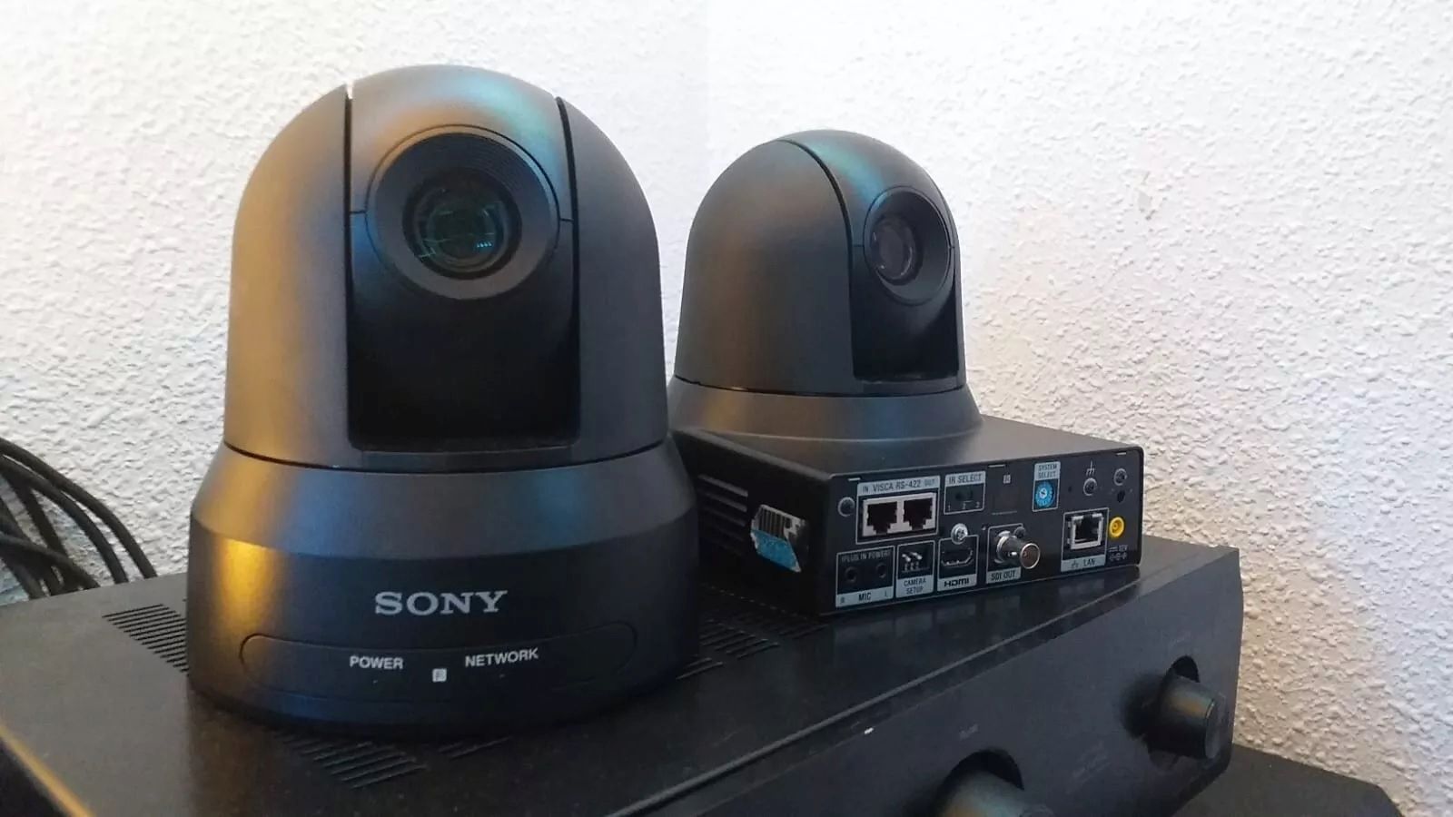 2 x SONY SRG-X400 Ptz-Kamera 4K-Auflösung