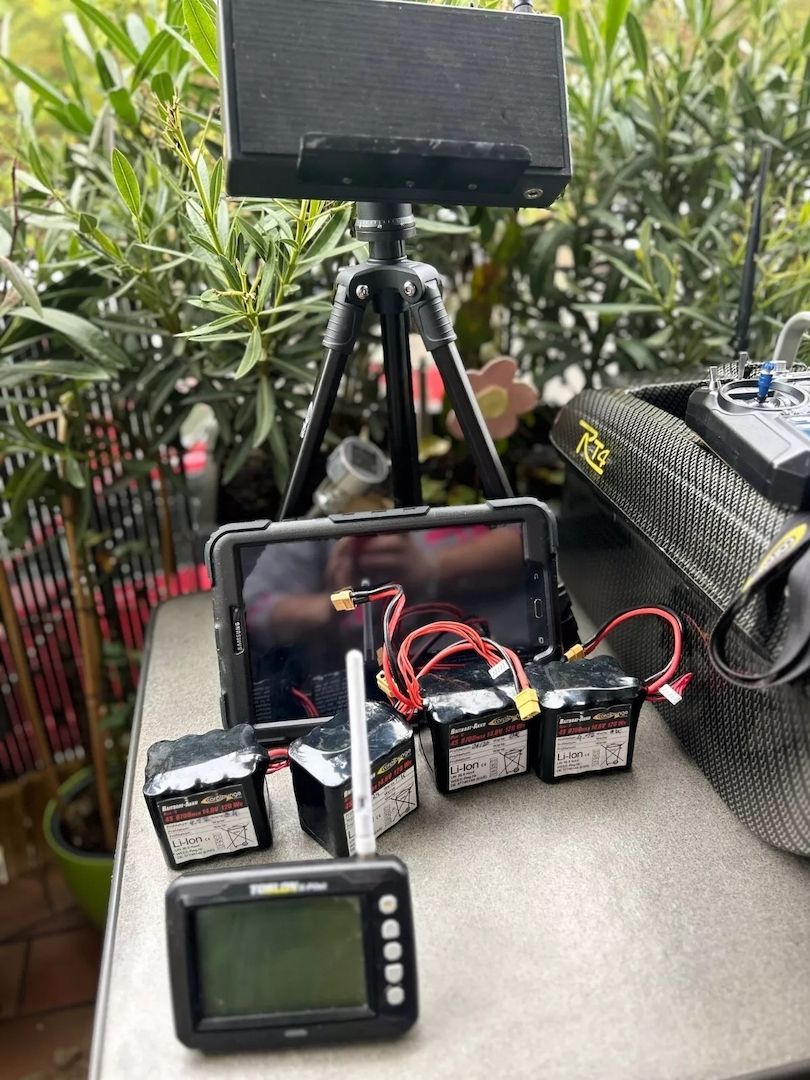 RT4 Futterboot mit hinzu gekauftem Zubehör