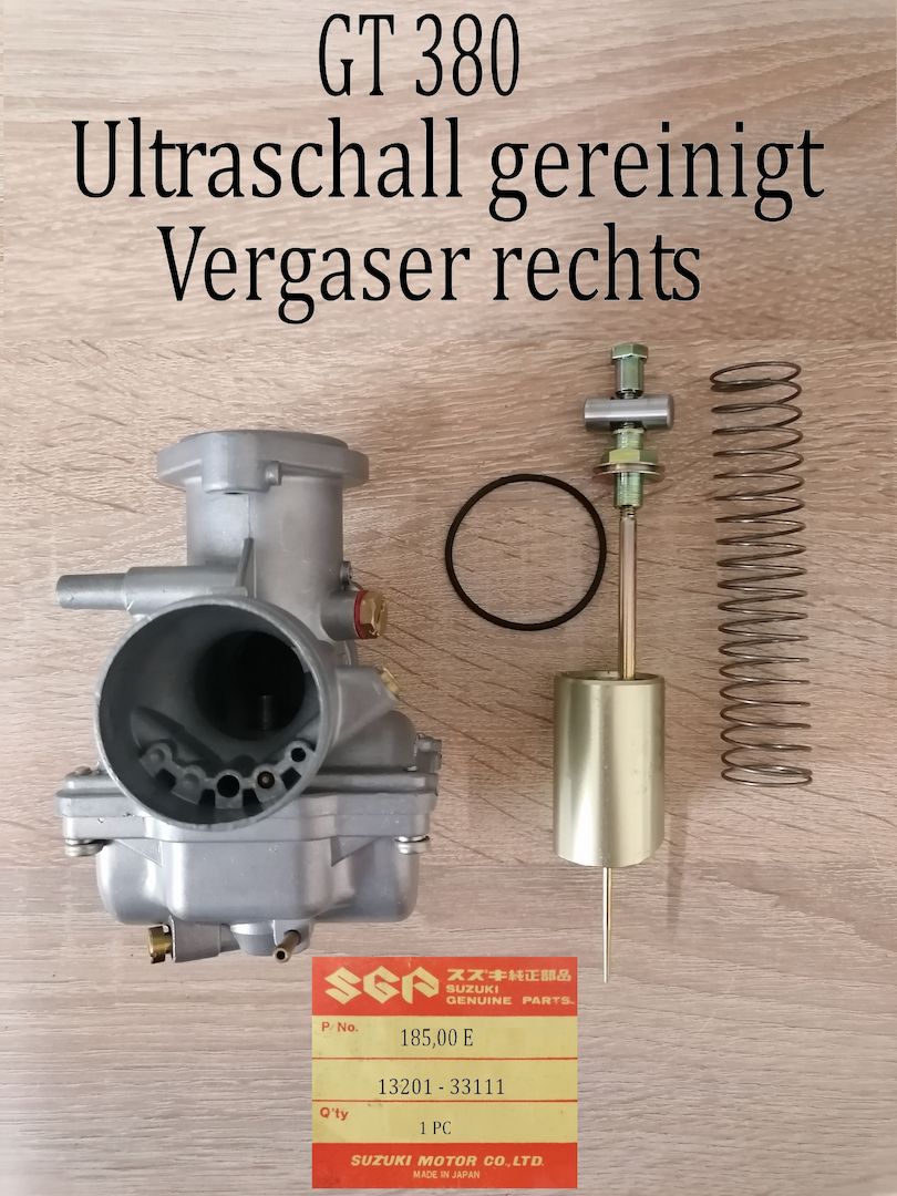Suzuki GT 380 Vergaser rechts.