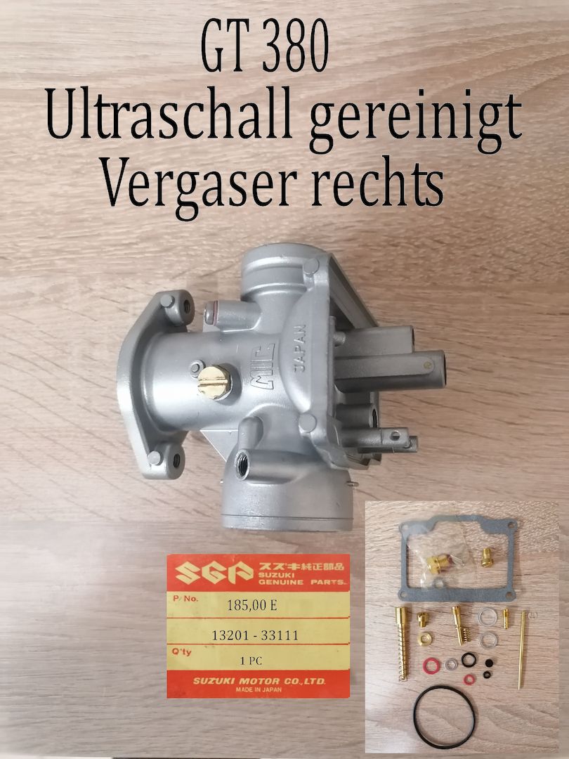 Suzuki GT 380 Vergaser rechts.