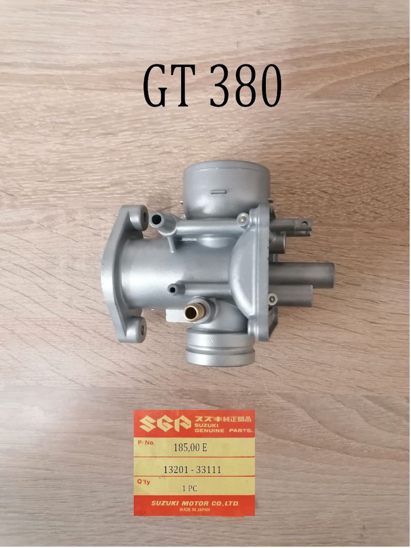 Suzuki GT 380 Vergaser rechts.