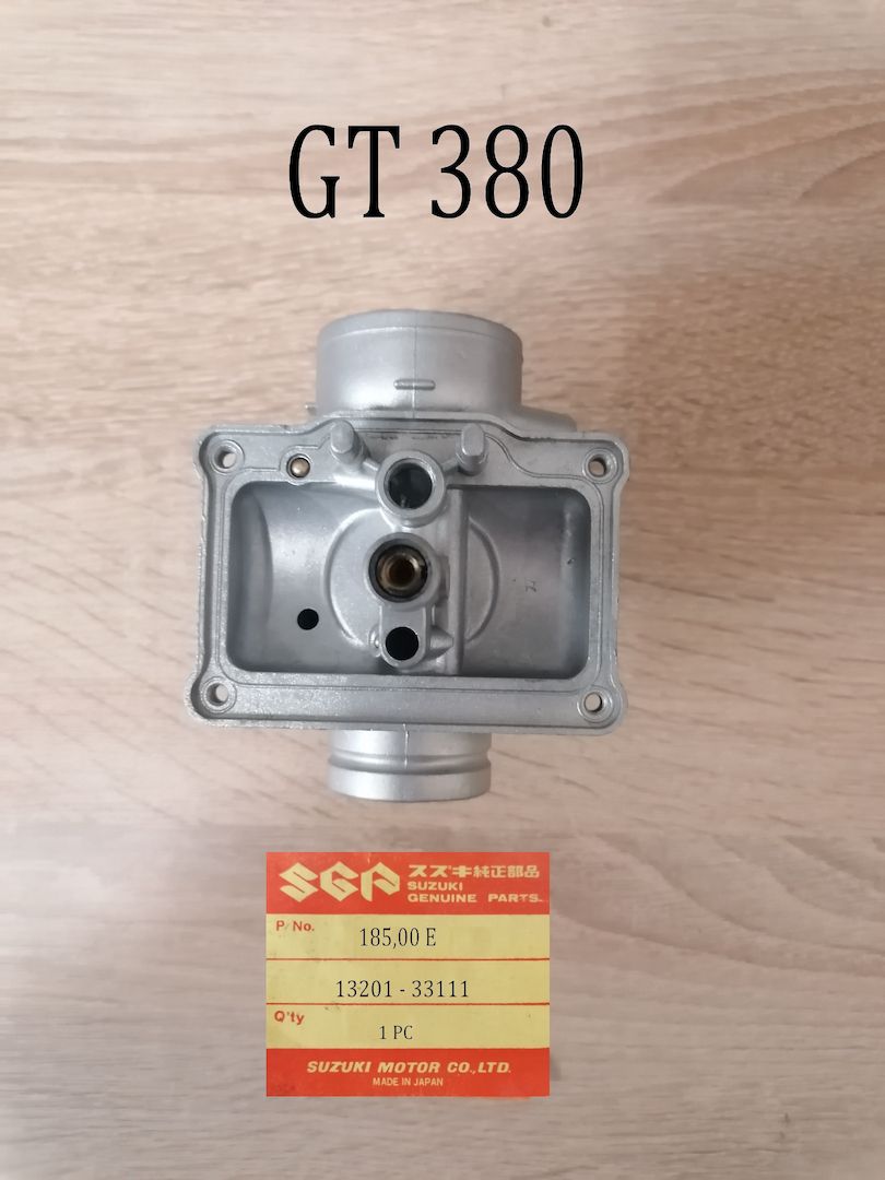 Suzuki GT 380 Vergaser rechts.