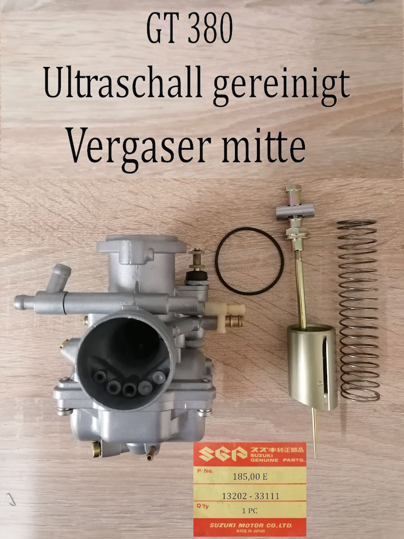 Suzuki GT 380 Vergaser mitte.