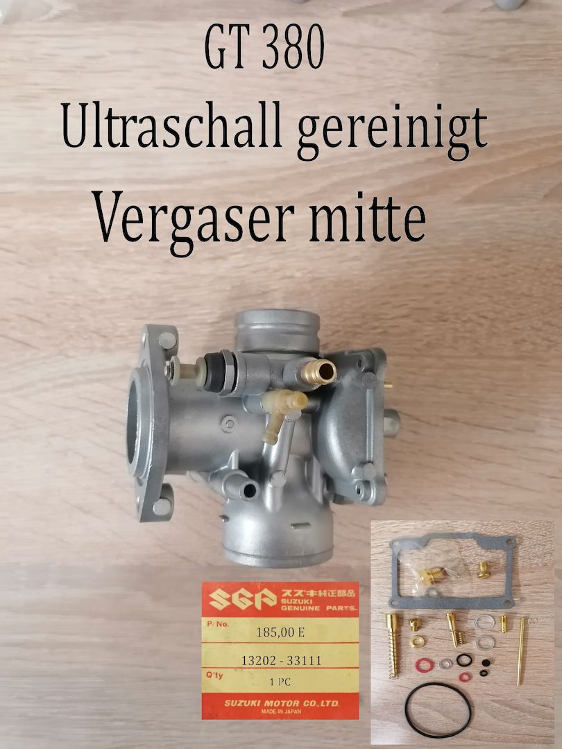 Suzuki GT 380 Vergaser mitte.