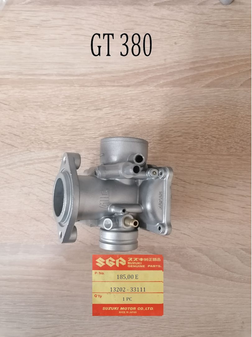 Suzuki GT 380 Vergaser mitte.