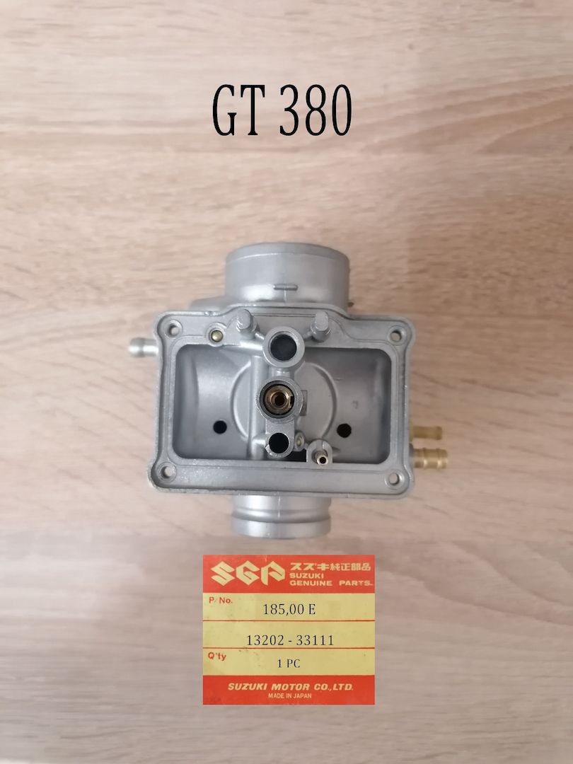Suzuki GT 380 Vergaser mitte.