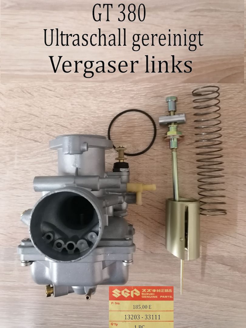 Suzuki GT 380 Vergaser links.