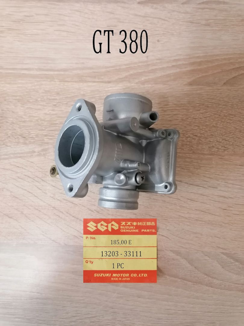Suzuki GT 380 Vergaser links.