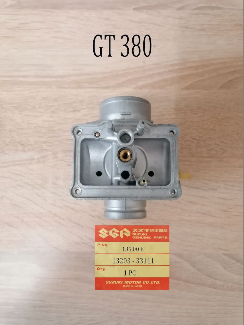 Suzuki GT 380 Vergaser links.
