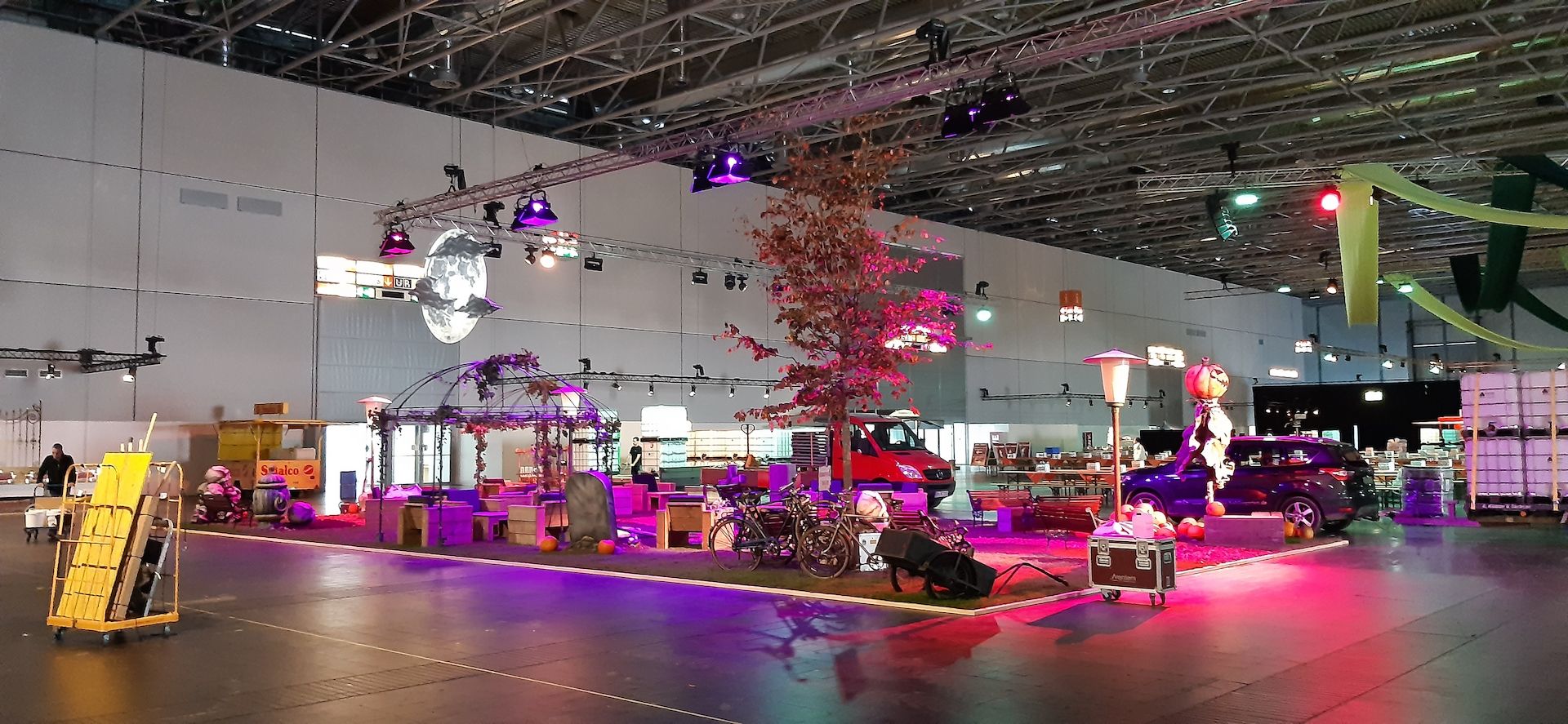 Messestand-Monteur hilft in Düsseldorf