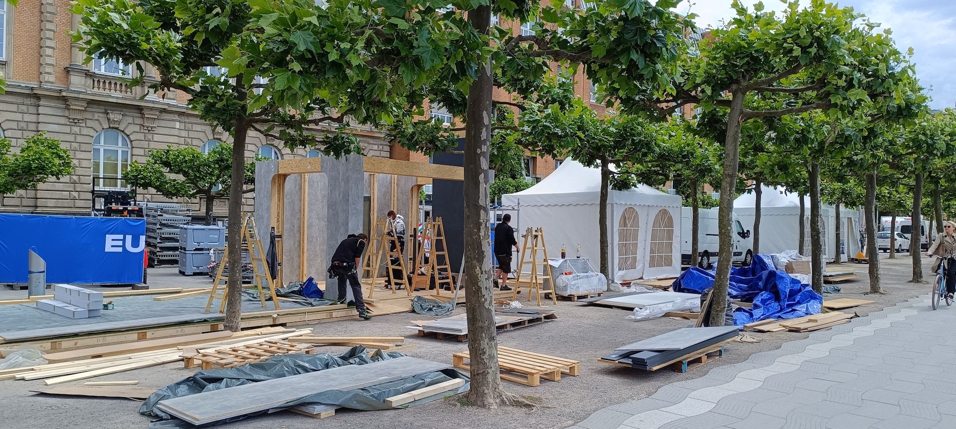 Messestand-Monteur hilft in Düsseldorf