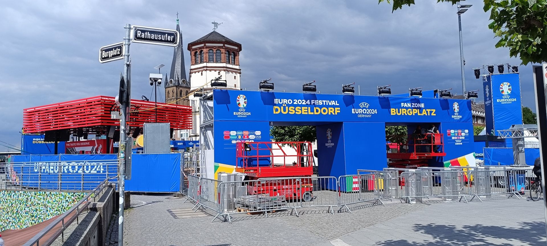 Messestand-Monteur hilft in Düsseldorf