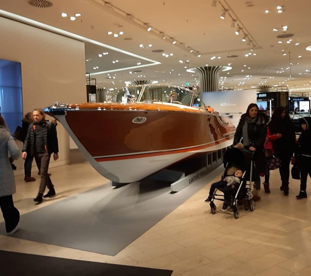 Messestand-Monteur hilft in Düsseldorf