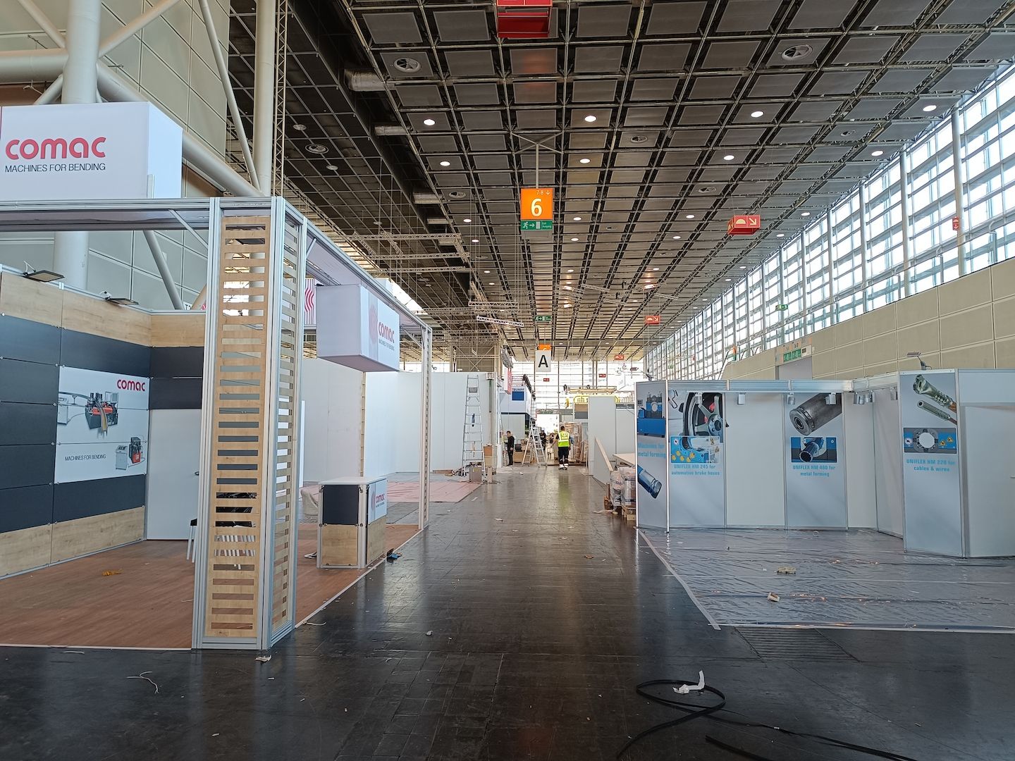 Messestand-Monteur hilft in Düsseldorf