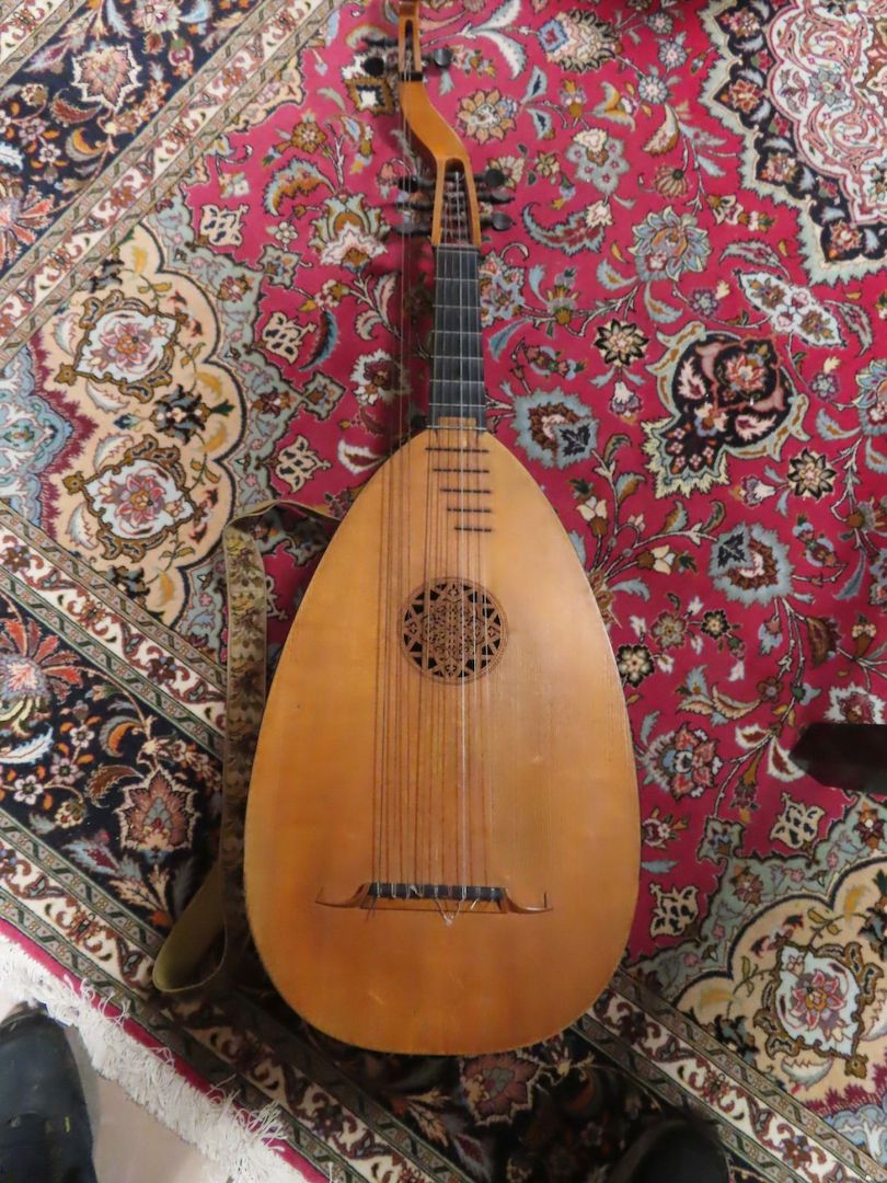 Museales Konvolut einer Lautensängerin