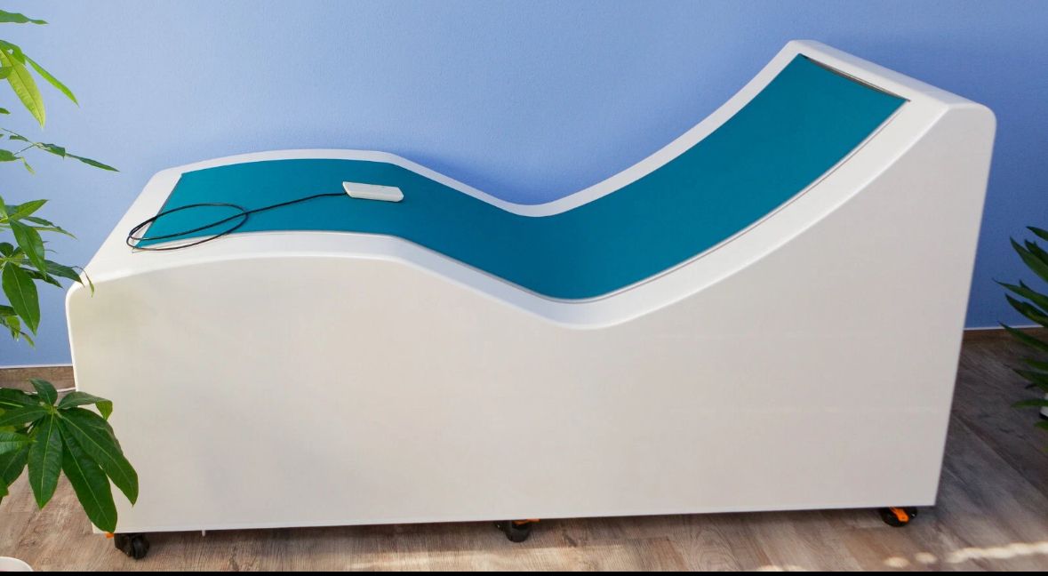 Recreation Lounge  Klavierlack weiss; Liegefläche Ozeanblau