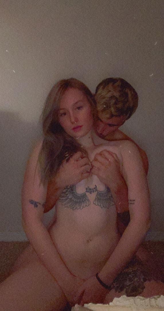 Junge Tättoovierte, gepiercte bi Girls für geilen Sex gesucht