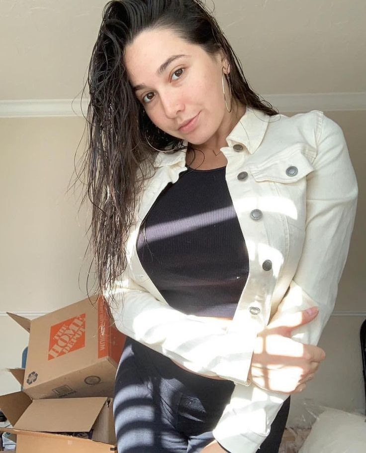 Ich bin sofort verfügbar und heiß