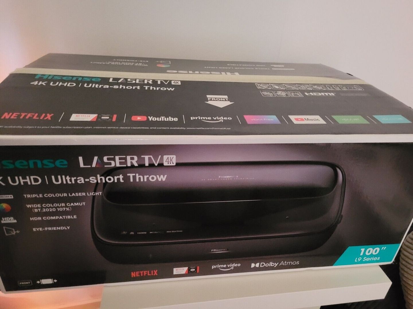 Hisens RGB Laser 4K 100L9G Ultrakurzdistanzprojektor mit 100 zoll Leinwand