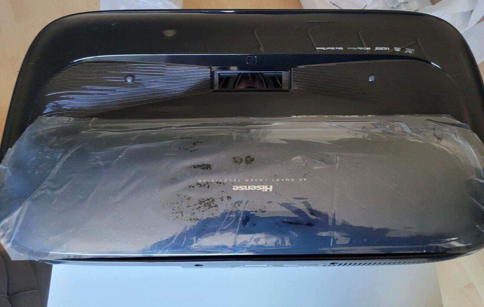 Hisens RGB Laser 4K 100L9G Ultrakurzdistanzprojektor mit 100 zoll Leinwand