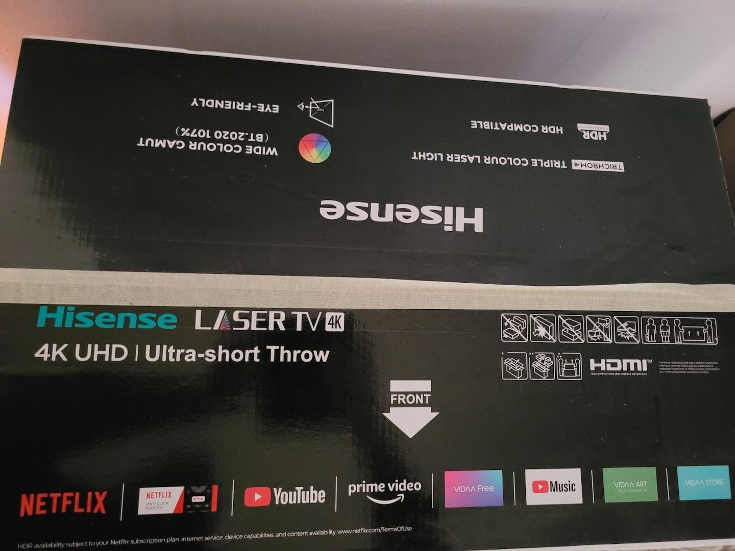 Hisens RGB Laser 4K 100L9G Ultrakurzdistanzprojektor mit 100 zoll Leinwand