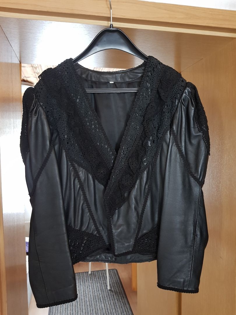 Biete Lederkostüm in schwarz Gr.40 mit Häkelspitze