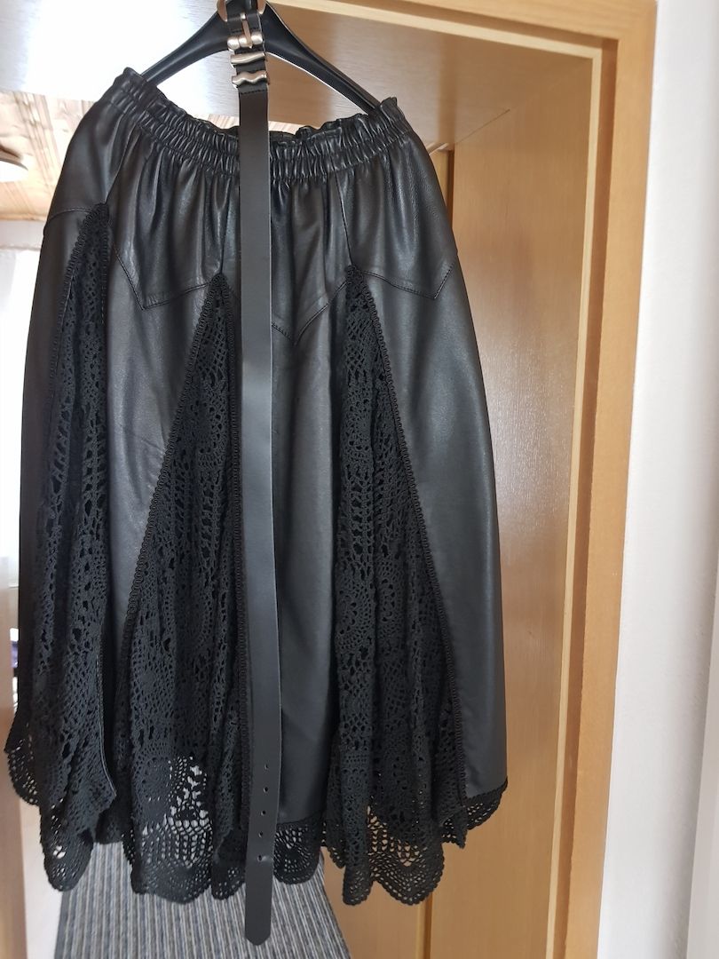 Biete Lederkostüm in schwarz Gr.40 mit Häkelspitze