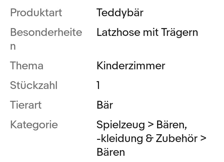gehäkelter Teddybär, der eine grüne Latzhose trägt