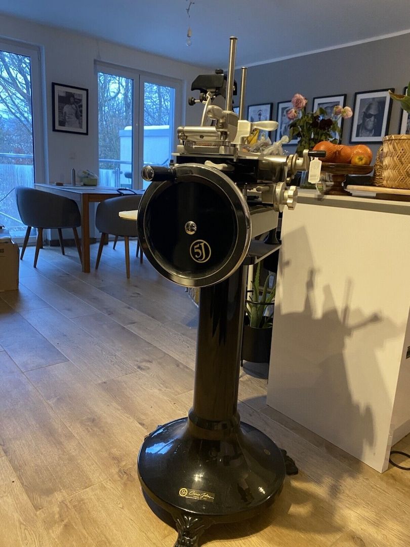 Schinkenschneidemaschine mit Schwungrad