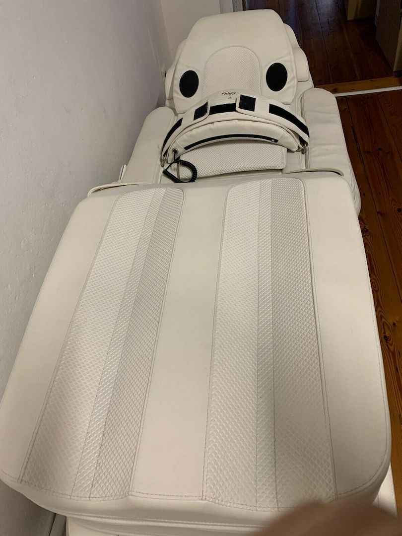 Massageliege mit Ganzkörper Vibration