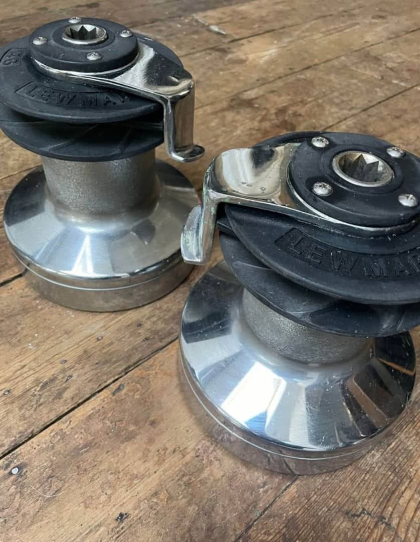 PAAR SELBSTHELLENDE SEGELWINDEN FÜR LEWMAR-YACHTS