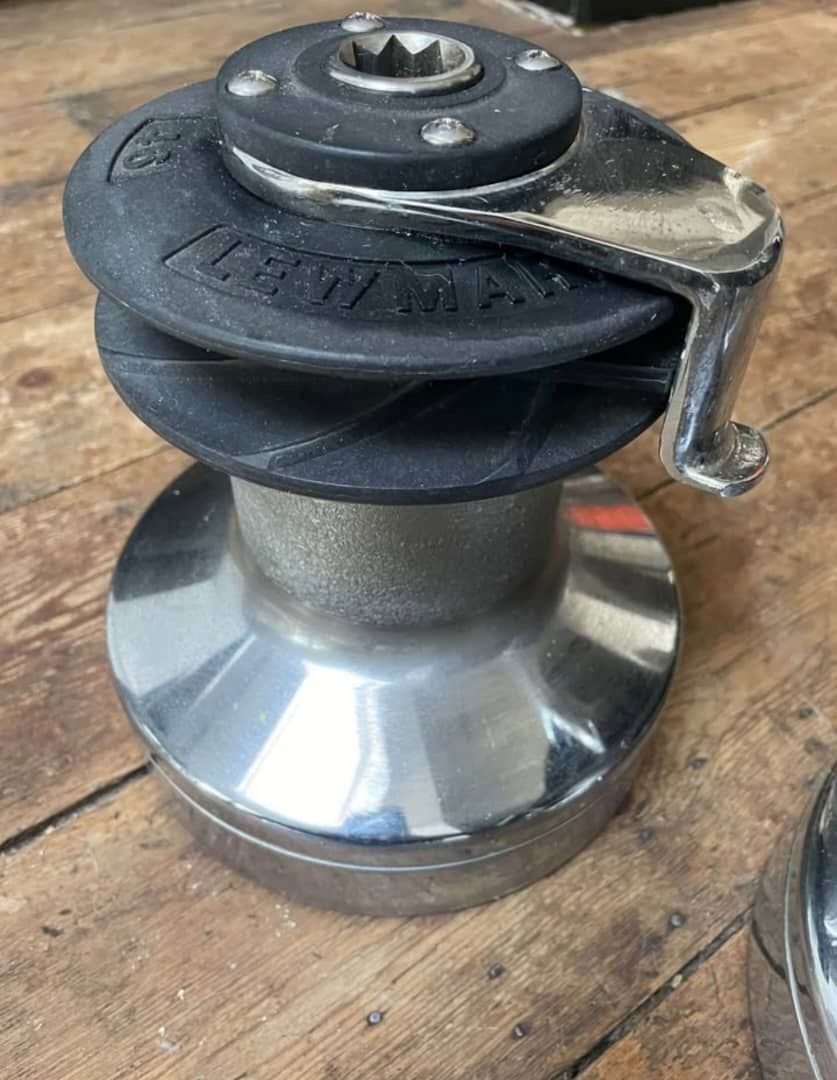 PAAR SELBSTHELLENDE SEGELWINDEN FÜR LEWMAR-YACHTS