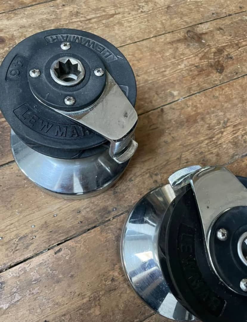 PAAR SELBSTHELLENDE SEGELWINDEN FÜR LEWMAR-YACHTS