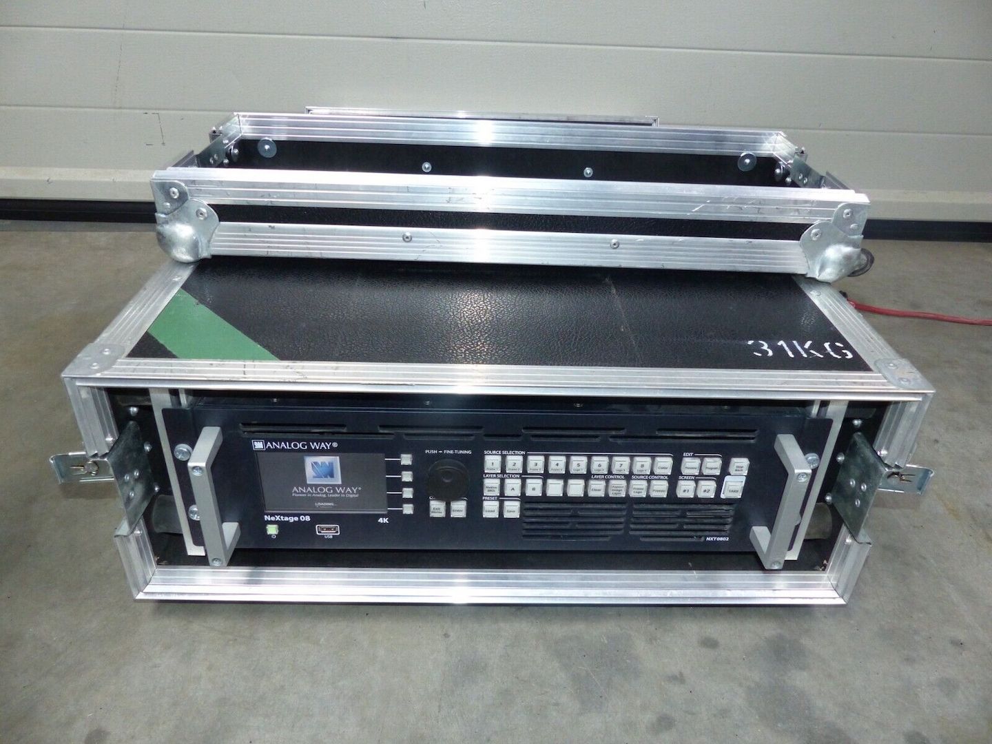 ANALOG WAY NeXtage 08 4K NXT0802 Switcher + Case