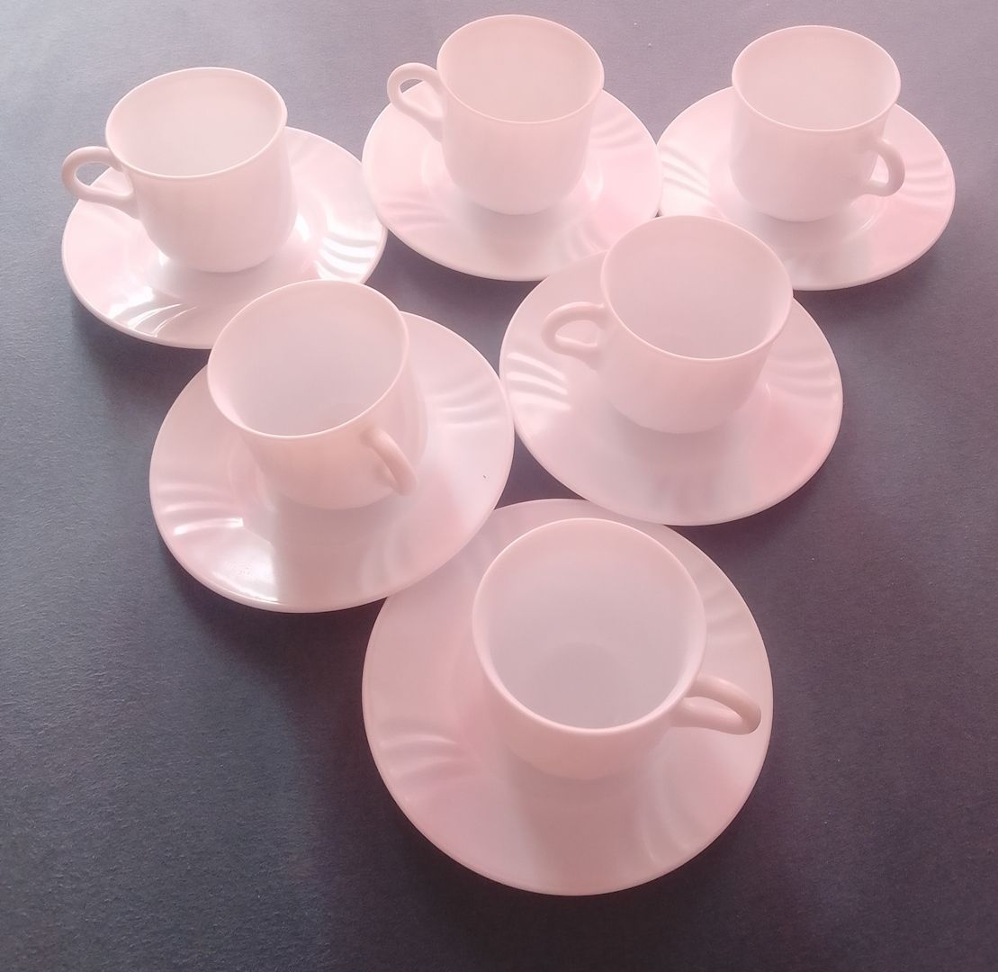 Das Bild zeigt ein Set aus sechs weißen Kaffeetassen oder Teetassen